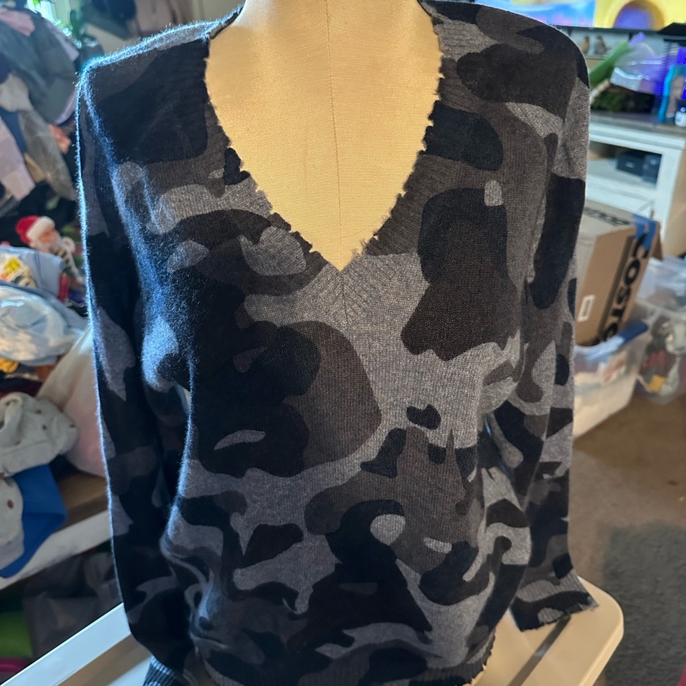 Minnie rose v neck sweater